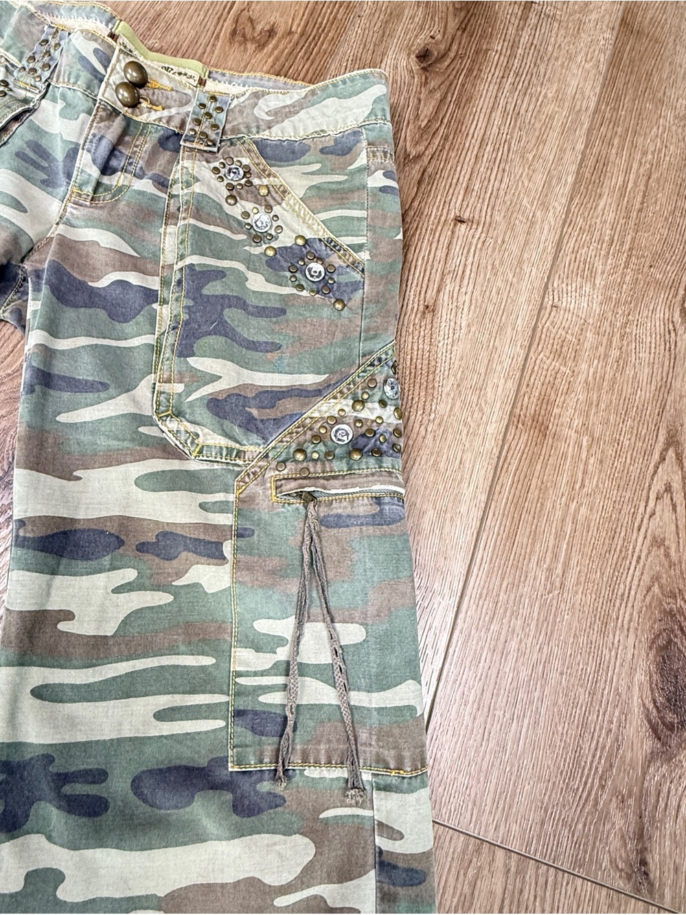 Miss Me Embellished Camo Cargo Capri Pants Rhinestone Studded Size Medium - Picture 7 of 11